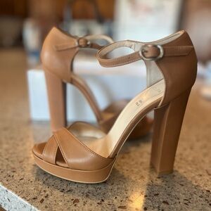 Women's Italian leather platform sandal NWOT Size 7